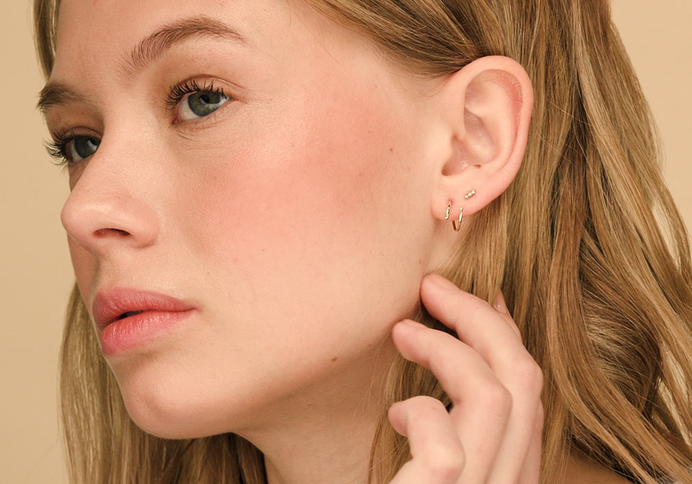 Model wears Mejuri jewelry for e-commerce product shot