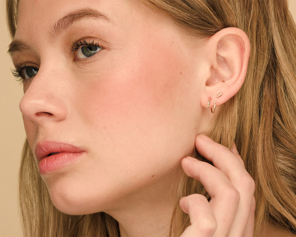 Model wears Mejuri jewelry for e-commerce product shot